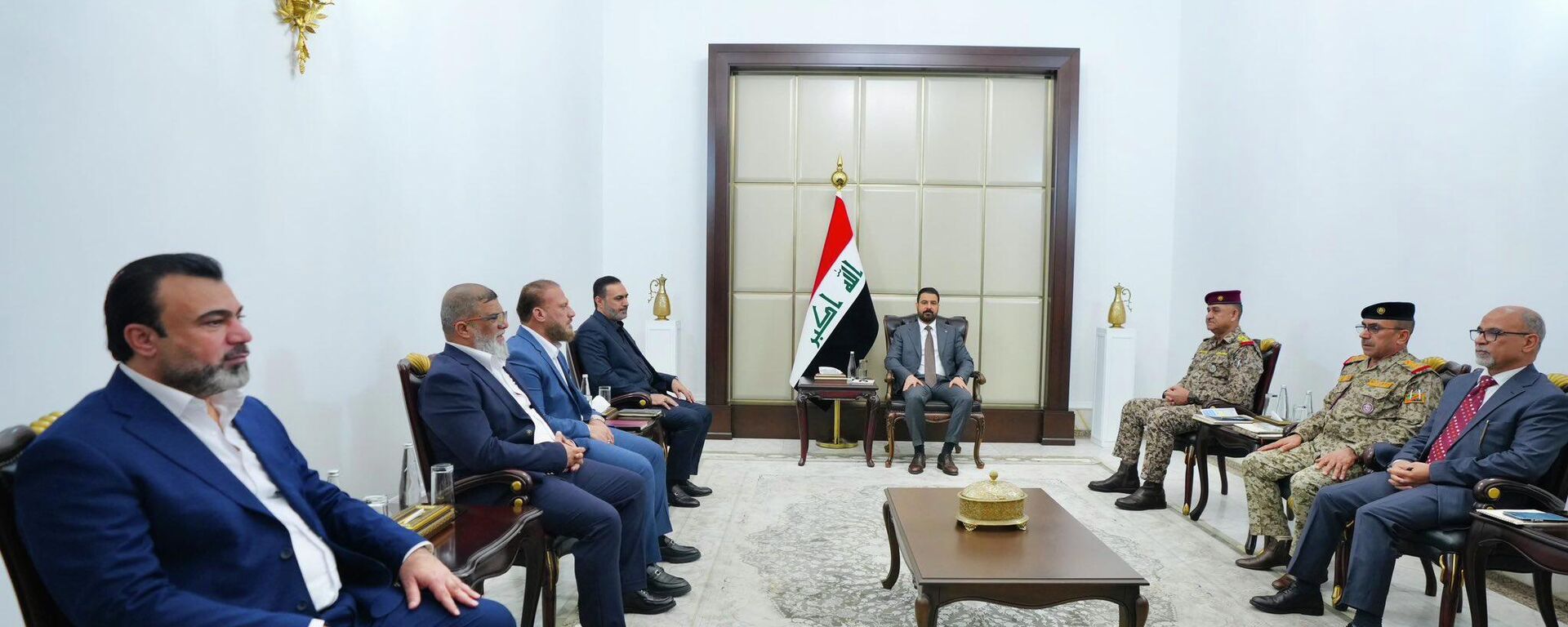 رئيس الوزراء العراقي علي فالح الزيدي مع ممثلين لفصائل مسلحة عراقية لبحث قضية حصر السلاح بيد الدولة - سبوتنيك عربي, 1920, 03.06.2026