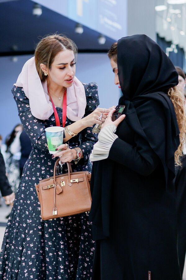سيدتان في لقطة عفوية على هامش أعمال منتدى سان بطرسبورغ. - سبوتنيك عربي