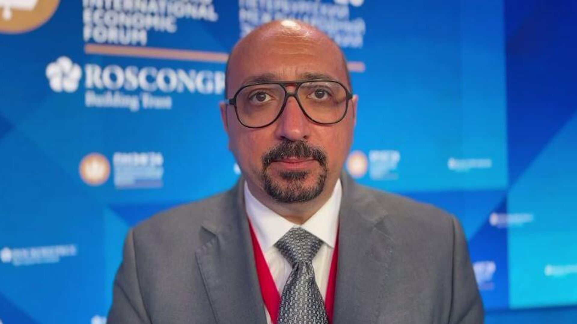 مدير مكتب مركز تريندز للبحوث والاستشارات في موسكو، محمد رشوان، في منتدى سان بطرسبورغ الاقتصادي 2026 - سبوتنيك عربي, 1920, 06.06.2026