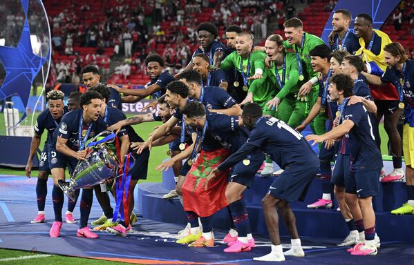 لاعبو باريس سان جيرمان، مع كأس الفائز بدوري أبطال أوروبا 2025/2026، بعد فوزهم في المباراة النهائية للدوري في بودابست، المجر - سبوتنيك عربي