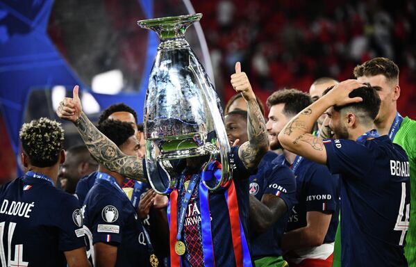 لاعبو باريس سان جيرمان، مع كأس الفائز بدوري أبطال أوروبا 2025/26، بعد فوزهم في المباراة النهائية للدوري في بودابست. - سبوتنيك عربي