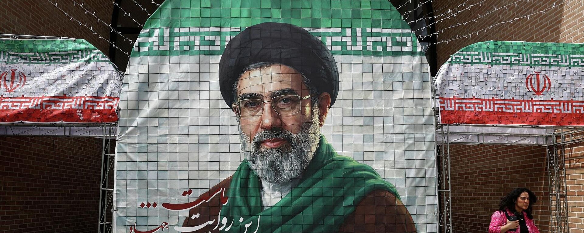 لافتة تحمل صورة المرشد الأعلى الإيراني، مجتبى خامنئي، في طهران، إيران، 8 مايو/ أيار 2026 - سبوتنيك عربي, 1920, 08.06.2026