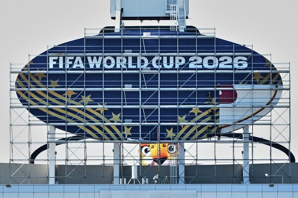 عمال يغطون لافتة فريق "كانساس سيتي تشيفز" استعدادا لكأس العالم لكرة القدم 2026، بينما تستمر أعمال تحويل ملعب آروهيد إلى ملعب كانساس سيتي قبل انطلاق بطولة كأس العالم في مدينة كانساس سيتي بولاية ميسوري.  - سبوتنيك عربي
