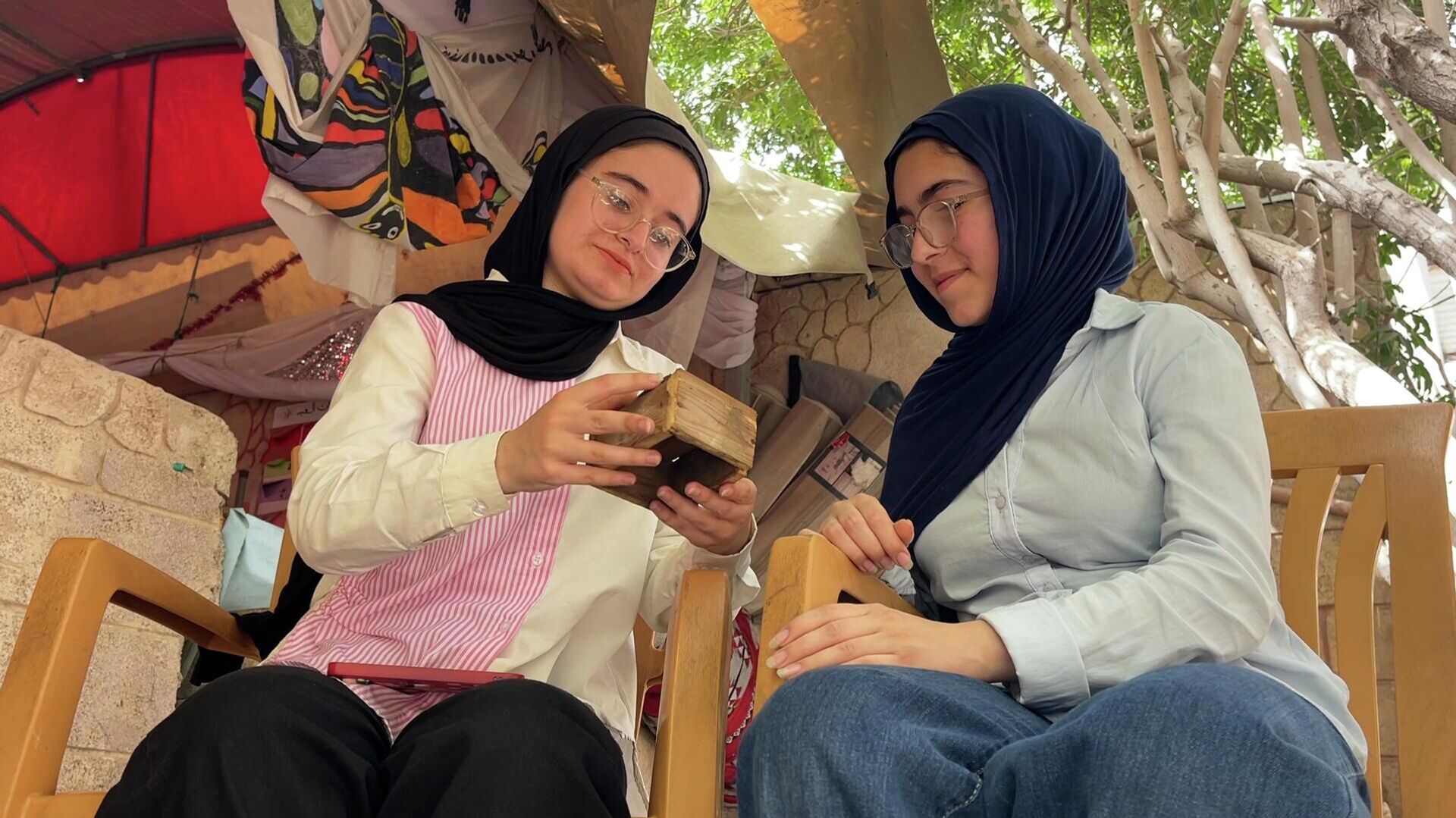 تالا وفرح شقيقتان تبتكران مشروعا لإعادة تدوير الركام في قطاع غزة تالا وفرح شقيقتان تبتكران مشروعا لإعادة تدوير الركام في قطاع غزة - سبوتنيك عربي, 1920, 10.06.2026