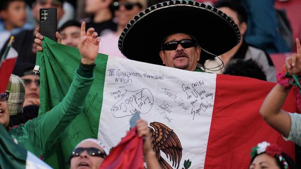 Aficionado mexicano en un partido de fútbol - سبوتنيك عربي
