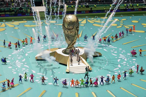 مؤدون على أرض الملعب خلال حفل الافتتاح قبل انطلاق مباراة المجموعة الأولى من كأس العالم لكرة القدم بين المكسيك وجنوب أفريقيا في مدينة مكسيكو. - سبوتنيك عربي