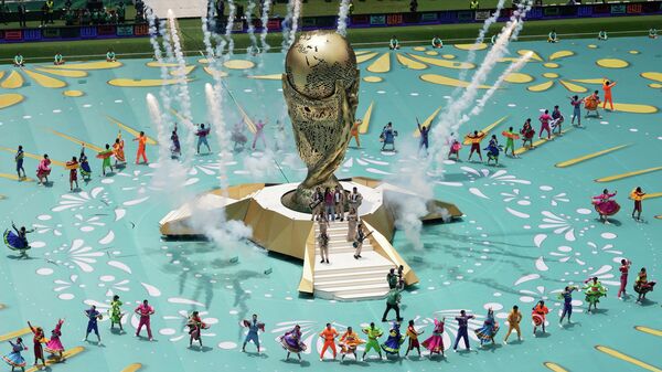 مؤدون على أرض الملعب خلال حفل الافتتاح قبل انطلاق مباراة المجموعة الأولى من كأس العالم لكرة القدم بين المكسيك وجنوب أفريقيا في مدينة مكسيكو. - سبوتنيك عربي