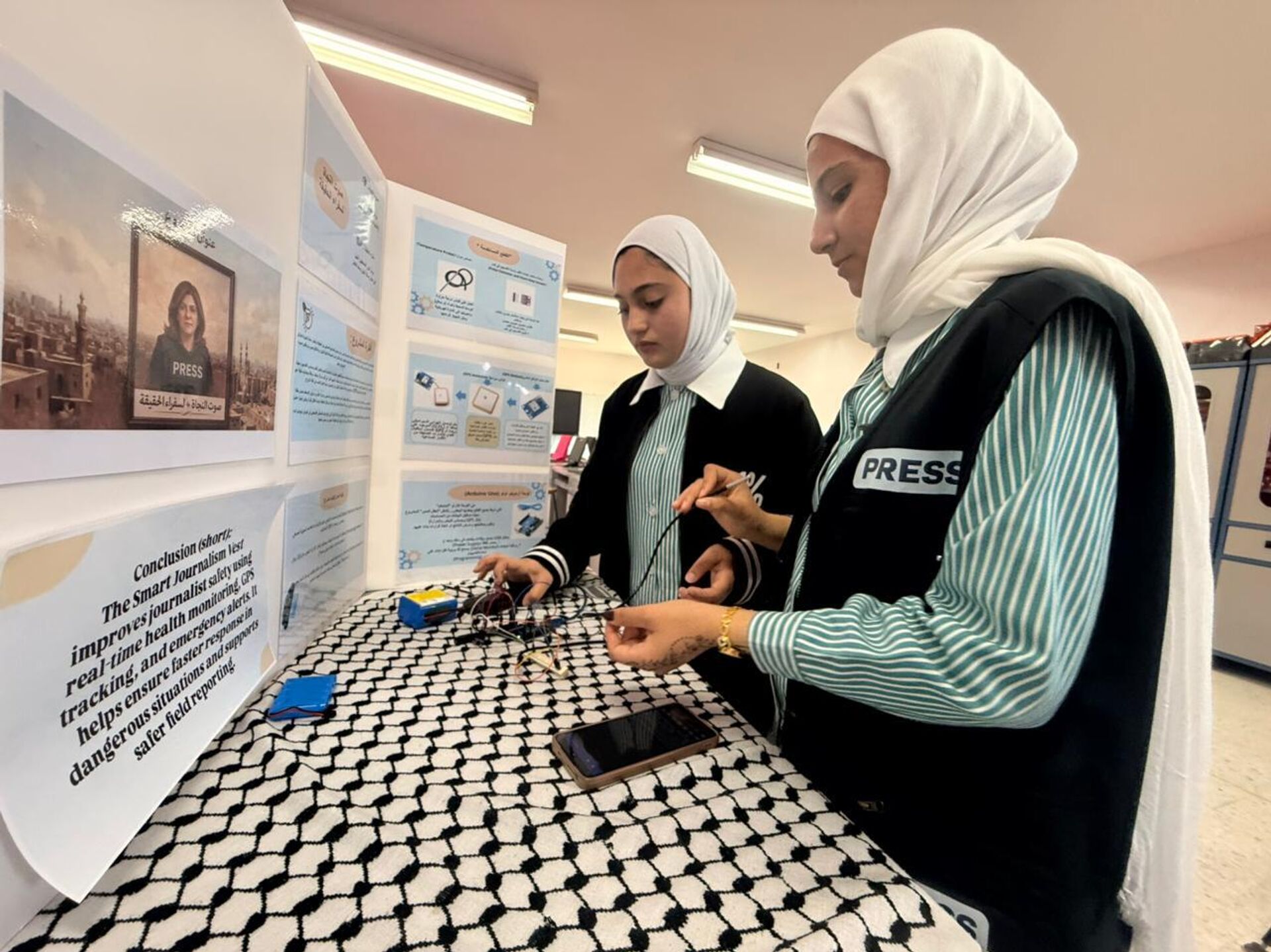 فلسطينيتان تبتكران سترة ذكية تساعد على إنقاذ الصحفيين في الميدان فلسطينيتان تبتكران سترة ذكية تساعد على إنقاذ الصحفيين في الميدان - سبوتنيك عربي, 1920, 15.06.2026