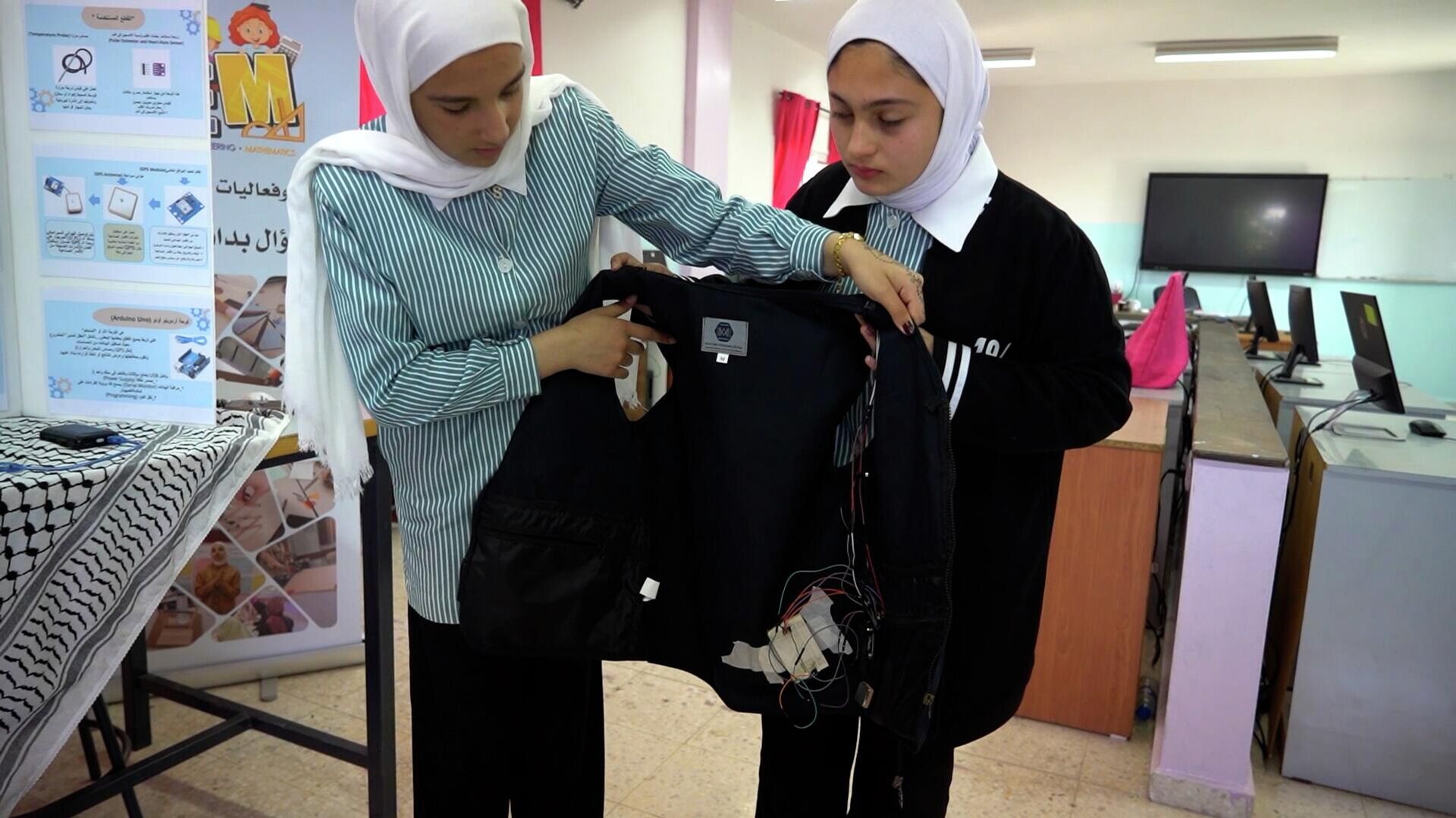 فلسطينيتان تبتكران سترة ذكية تساعد على إنقاذ الصحفيين في الميدان فلسطينيتان تبتكران سترة ذكية تساعد على إنقاذ الصحفيين في الميدان - سبوتنيك عربي, 1920, 15.06.2026