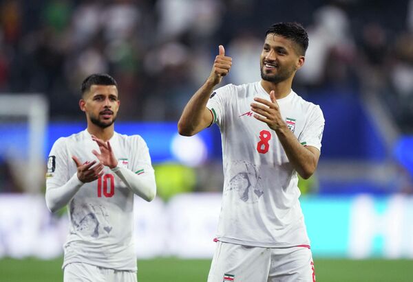 يُحيّي اللاعبان الإيرانيان محمد محبي، ومهدي قائدي، الجماهير الإيرانية في المدرجات ويصفقان لهم عقب نهاية مباراة إيران ونيوزيلندا ضمن منافسات المجموعة السابعة من كأس العالم 2026، والتي أقيمت في ملعب لوس أنجلوس بمدينة إنغلوود في ولاية كاليفورنيا بالولايات المتحدة الأمريكية. - سبوتنيك عربي