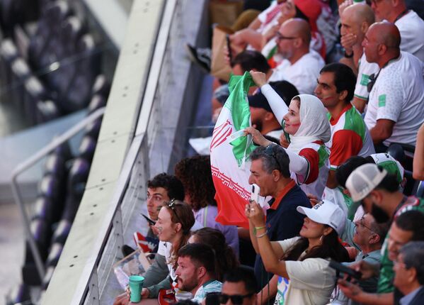 جماهير المنتخب الإيراني في المدرجات وهي تحتفل بحماس وفرحة كبيرة بعد تسجيل اللاعب، محمد محبي، الهدف الثاني لإيران في مرمى نيوزيلندا خلال مباراة كأس العالم 2026.  - سبوتنيك عربي