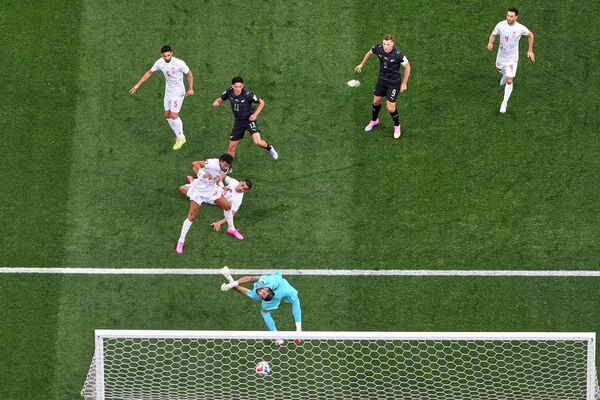لحظة تسجيل اللاعب النيوزيلندي، إليجاه جاست، هدف التقدم الأول لمنتخب بلاده في شباك إيران خلال مباراة المجموعة السابعة من كأس العالم 2026. - سبوتنيك عربي