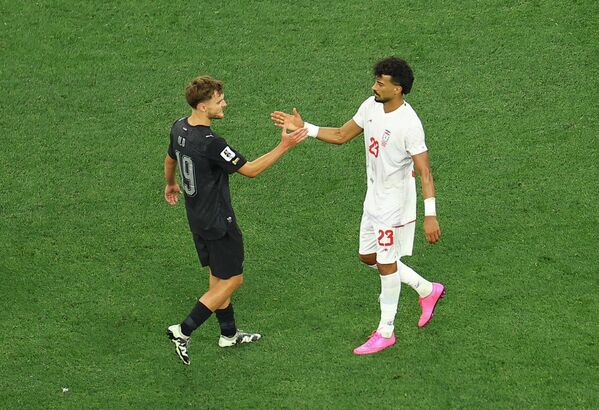 يتصافح لاعب نيوزيلندا، بن أولد، مع اللاعب الإيراني رامين رضائيان، في مشهد يعكس الروح الرياضية والاحترام المتبادل بين اللاعبين بعد انتهاء اللقاء الذي انتهى بالتعادل 2-2 ضمن المجموعة السابعة من كأس العالم 2026. - سبوتنيك عربي