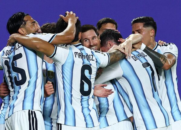 صورة تظهر احتفال ليونيل ميسي، نجم منتخب الأرجنتين، بتسجيل الهدف الثاني مع زملائه، خلال مبارة كأس العالم مع المنتخب الجزائري. - سبوتنيك عربي