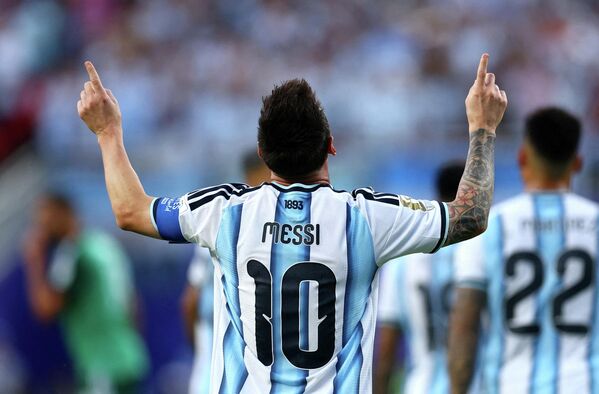 صورة تظهر لحظة احتفال ليونيل ميسي، لاعب منتخب الأرجنتين، بتسجيله هدفه الأول خلال مباراة منتخب الأرجنتين والجزائر ضمن منافسات المجموعة العاشرة من كأس العالم لكرة القدم. - سبوتنيك عربي