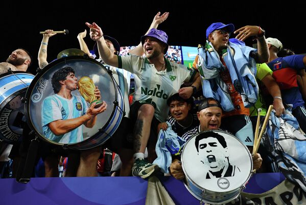 جماهير الأرجنتين تحتفل بعد انتهاء المباراة مع المنتخب الجزائري. - سبوتنيك عربي