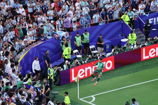 صورة تظهر لحظة احتفال فارس الشعيبي، لاعب منتخب الجزائر، بتسجيل هدف تم إلغاؤه لاحقًا. - سبوتنيك عربي