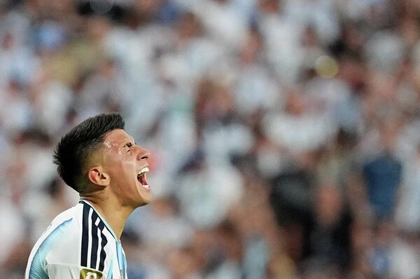 صورة تم التقاطها للاعب الأرجنتيني تياجو ألمادا، تظهر فيها ردة فعله خلال المباراة. - سبوتنيك عربي