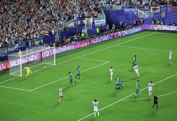صورة تظهر لحظة احتفال ليونيل ميسي، لاعب منتخب الأرجنتين، بتسجيله هدفه الثالث خلال مباراة منتخب الأرجنتين والجزائر ضمن منافسات المجموعة العاشرة من كأس العالم لكرة القدم. - سبوتنيك عربي