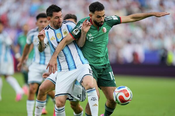 يتنافس ليونيل ميسي، لاعب منتخب الأرجنتين، ورایان آیت نوري، لاعب منتخب الجزائر، على الكرة خلال مباراة منتخب الأرجنتين والجزائر ضمن منافسات المجموعة العاشرة من كأس العالم لكرة القدم، والتي أقيمت في مدينة كانساس سيتي بولاية ميسوري - سبوتنيك عربي