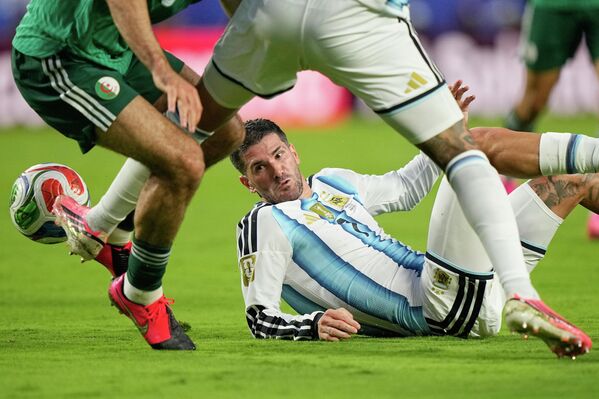 صورة تظهر لحظة سقوط اللاعب رودريغو دي بول، لاعب منتخب الأرجنتين، أثناء مطاردته للكرة خلال مباراة كأس العالم ضمن المجموعة العاشرة لكرة القدم بين الأرجنتين والجزائر في مدينة كانساس سيتي بولاية ميسوري. - سبوتنيك عربي