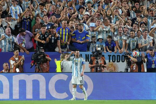 صورة تظهر لحظة احتفال ليونيل ميسي، لاعب منتخب الأرجنتين، بتسجيله هدفه الثاني خلال مباراة منتخب الأرجنتين والجزائر ضمن منافسات المجموعة العاشرة من كأس العالم لكرة القدم. - سبوتنيك عربي