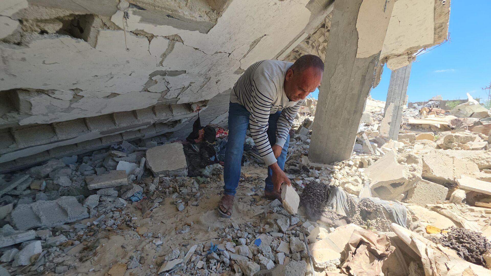نازحون يحولون أنقاض الحرب إلى تحصينات بدائية في محاولة لمواجهة الموت القادم من الخط الأصفر نازحون يحولون أنقاض الحرب إلى تحصينات بدائية في محاولة لمواجهة الموت القادم من الخط الأصفر - سبوتنيك عربي, 1920, 17.06.2026