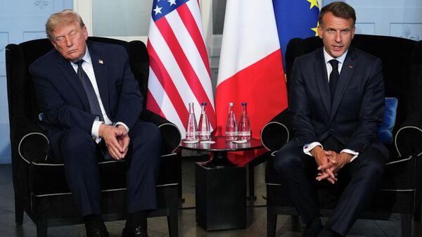 Президент Дональд Трамп встречается с президентом Франции Эммануэлем Макроном во время двусторонней встречи на полях саммита G7, Франция - سبوتنيك عربي