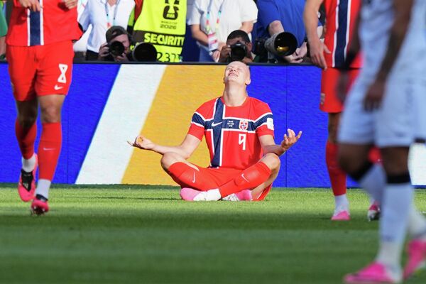 إرلينغ هالاند، لاعب منتخب النرويج لكرة القدم، يحتفل بتسجيله الهدف الأول لمنتخب بلاده خلال مباراة ضمن المجموعة الأولى من كأس العالم ضد العراق، في فوكسبورو، ماساتشوستس، بالقرب من بوسطن - سبوتنيك عربي