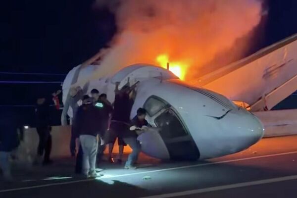 مجموعة من الأشخاص يحاولون إخراج الركاب من طائرة بعد تحطمها على طريق سريع  في تكساس - سبوتنيك عربي