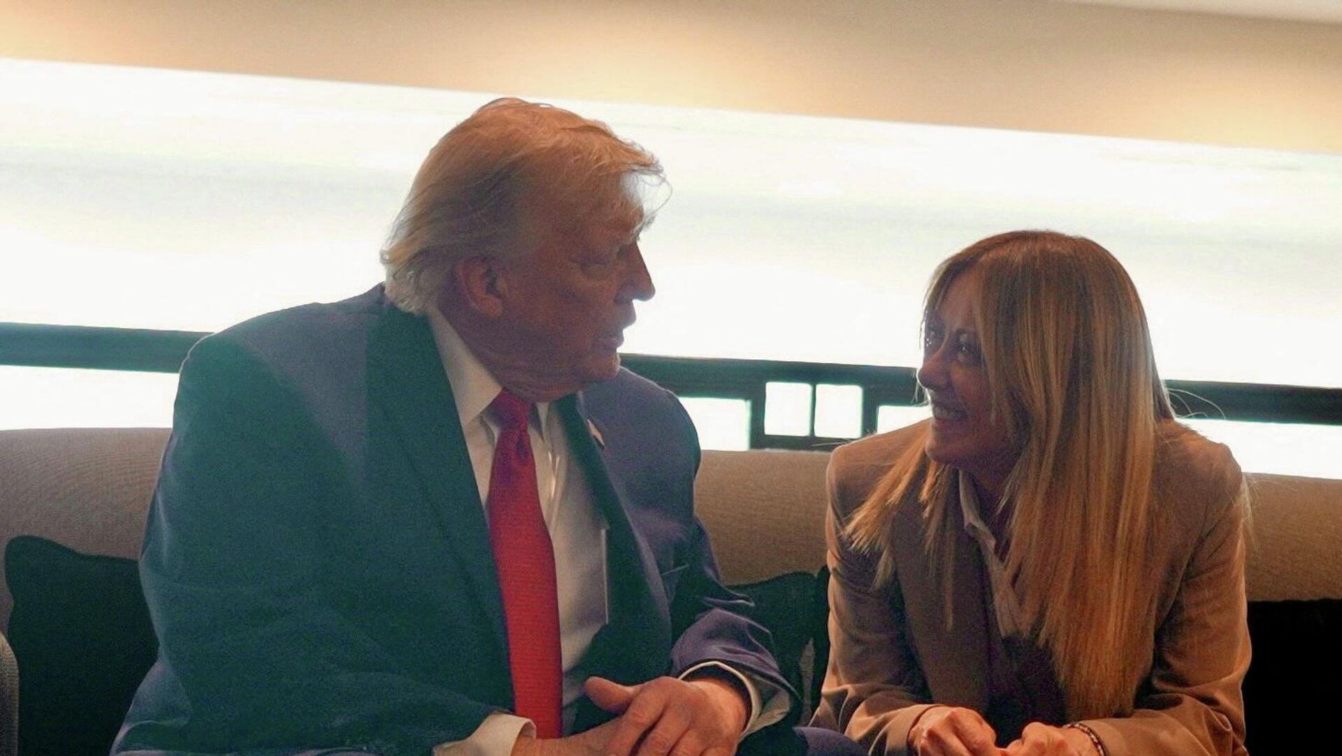 الرئيس الأمريكي، دونالد ترامب، يتحدث إلى رئيسة الوزراء الإيطالية، جورجيا ميلوني، على هامش قمة مجموعة السبع في إيفيان لي بان، فرنسا، 17 يونيو/ حزيران 2026 الرئيس الأمريكي، دونالد ترامب، يتحدث إلى رئيسة الوزراء الإيطالية، جورجيا ميلوني، على هامش قمة مجموعة السبع في إيفيان لي بان، فرنسا، 17 يونيو/ حزيران 2026 - سبوتنيك عربي, 1920, 19.06.2026