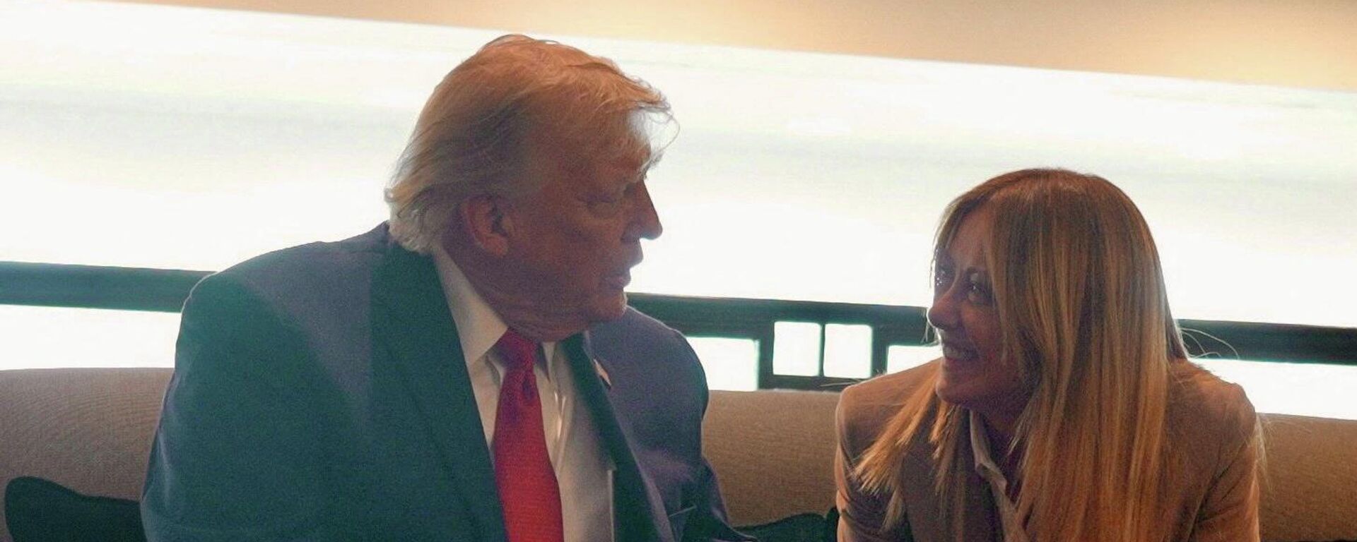 الرئيس الأمريكي، دونالد ترامب، يتحدث إلى رئيسة الوزراء الإيطالية، جورجيا ميلوني، على هامش قمة مجموعة السبع في إيفيان لي بان، فرنسا، 17 يونيو/ حزيران 2026 - سبوتنيك عربي, 1920, 21.06.2026