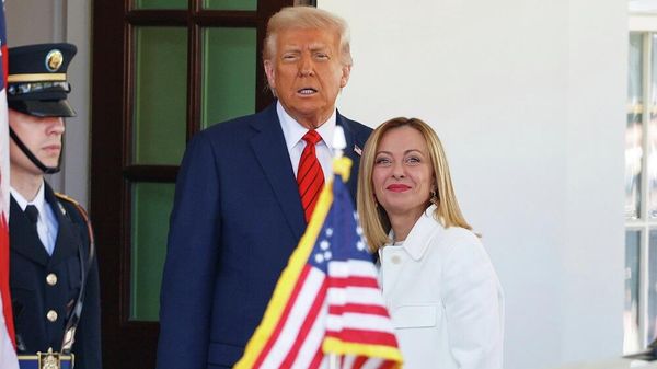 الرئيس الأمريكي، دونالد ترامب، يستقبل رئيسة الوزراء الإيطالية، جورجيا ميلوني، لدى وصولها إلى البيت الأبيض، 17 نيسان/ أبريل 2025، واشنطن، الولايات المتحدة - سبوتنيك عربي