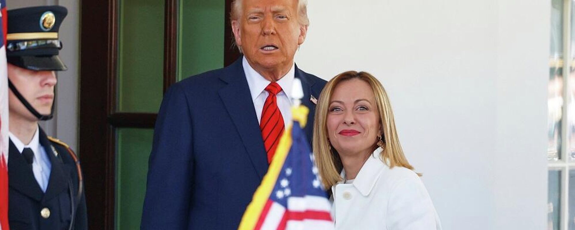 الرئيس الأمريكي، دونالد ترامب، يستقبل رئيسة الوزراء الإيطالية، جورجيا ميلوني، لدى وصولها إلى البيت الأبيض، 17 نيسان/ أبريل 2025، واشنطن، الولايات المتحدة - سبوتنيك عربي, 1920, 20.06.2026