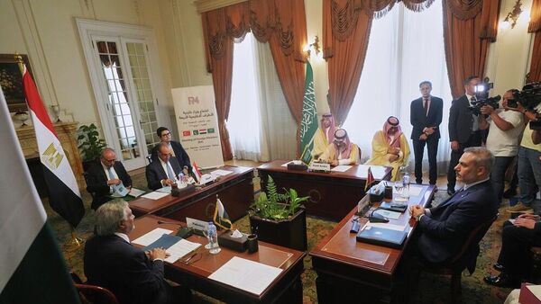 وزير الخارجية المصري، بدر عبد العاطي، ونظرائه من السعودية، الأمير فيصل بن فرحان، ومن تركيا، هاكان فيدان، ومن باكستان، محمد إسحاق دار، خلال اجتماع بالقاهرة، 21 يونيو/ حزيران 2026 - سبوتنيك عربي