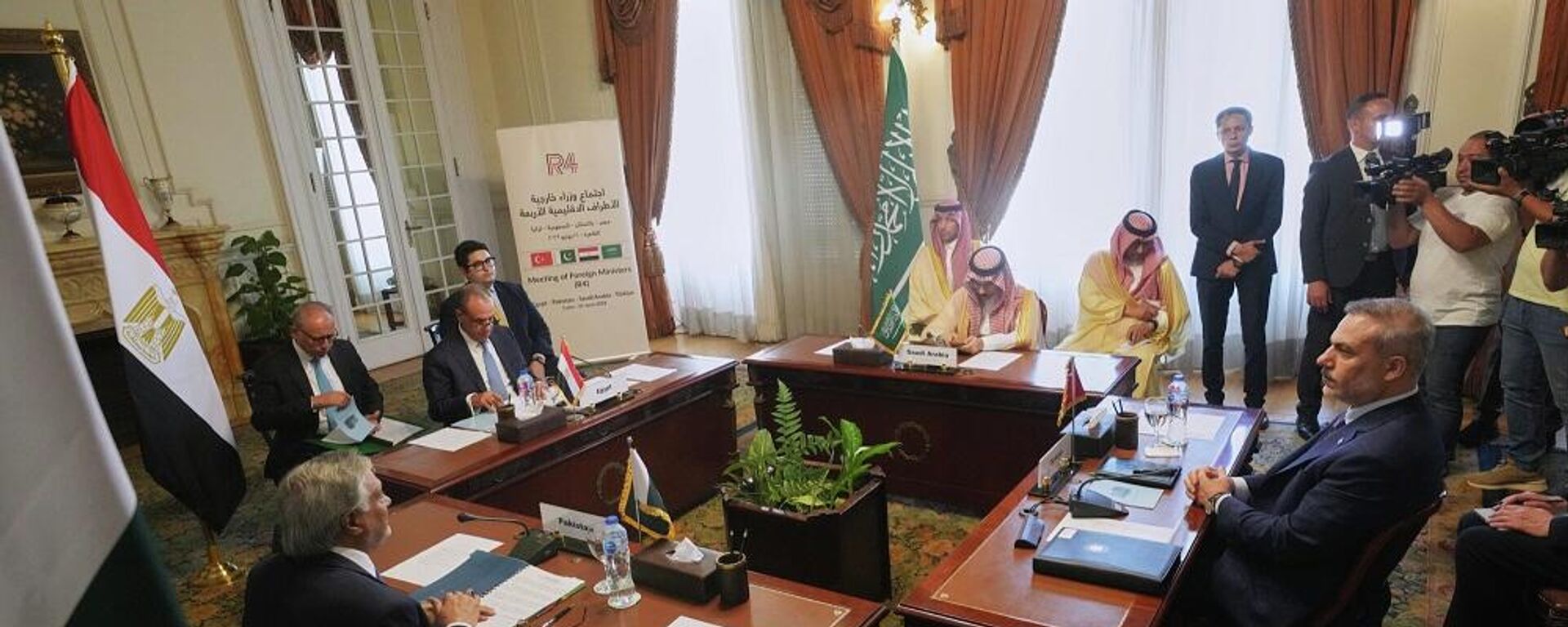 وزير الخارجية المصري، بدر عبد العاطي، ونظرائه من السعودية، الأمير فيصل بن فرحان، ومن تركيا، هاكان فيدان، ومن باكستان، محمد إسحاق دار، خلال اجتماع بالقاهرة، 21 يونيو/ حزيران 2026 - سبوتنيك عربي, 1920, 21.06.2026