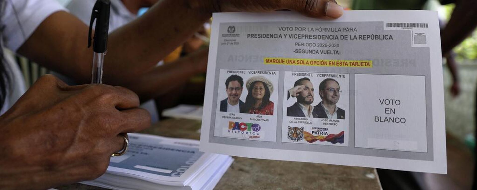 Boleta de la segunda vuelta de los comicios presidenciales en Colombia. - سبوتنيك عربي, 1920, 22.06.2026