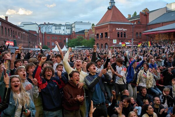 مشجعون يطلقون الهتافات الحماسية خلال مشاهدة مباراة كأس العالم لكرة القدم بين ألمانيا وكوراساو، في برلين، ألمانيا. - سبوتنيك عربي