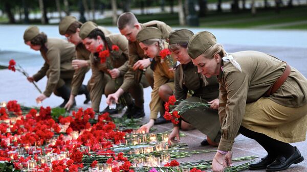 Акция Вахта памяти. Вечный огонь, приуроченная ко Дню памяти и скорби, в Александровском саду в Москве. - سبوتنيك عربي