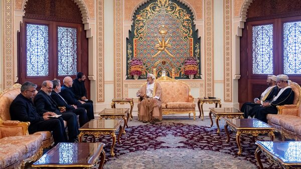 سلطان عمان هيثم بن سعيد يستقبل رئيس البرلمان الإيراني ووزير الخارجية الإيراني، لبحث مستجدات المفاوضات الإيرانية – الأمريكية - سبوتنيك عربي