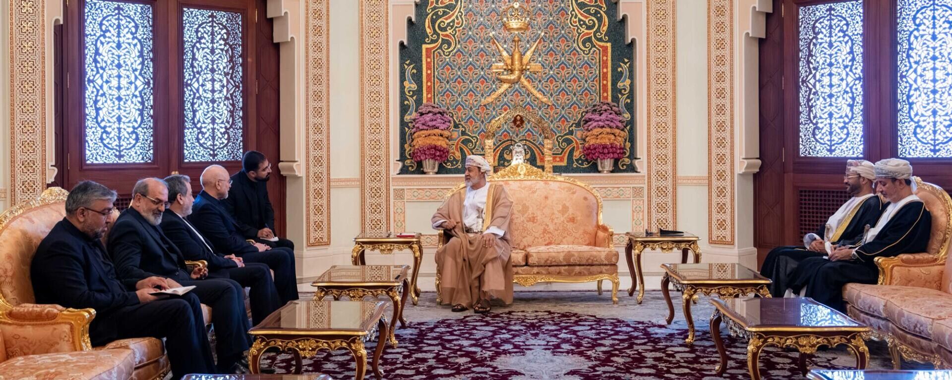 سلطان عمان هيثم بن سعيد يستقبل رئيس البرلمان الإيراني ووزير الخارجية الإيراني، لبحث مستجدات المفاوضات الإيرانية – الأمريكية - سبوتنيك عربي, 1920, 23.06.2026