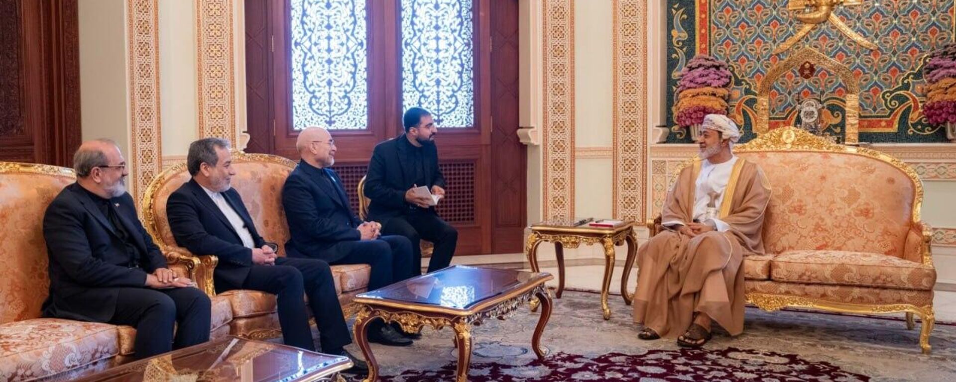 سلطان عُمان هيثم بن طارق، ورئيس البرلمان الإيراني محمد باقر قاليباف، ووزير الخارجية عباس عراقجي، وأعضاء الوفد الإيراني - سبوتنيك عربي, 1920, 23.06.2026