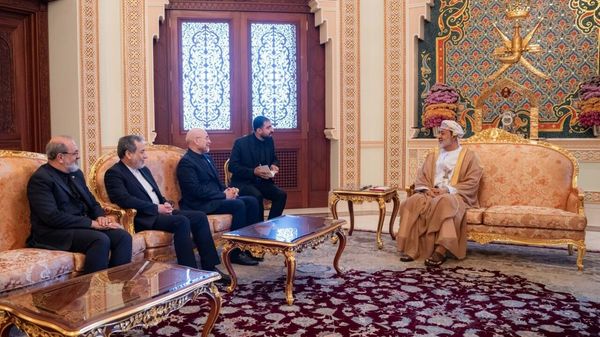 سلطان عُمان هيثم بن طارق، ورئيس البرلمان الإيراني محمد باقر قاليباف، ووزير الخارجية عباس عراقجي، وأعضاء الوفد الإيراني - سبوتنيك عربي