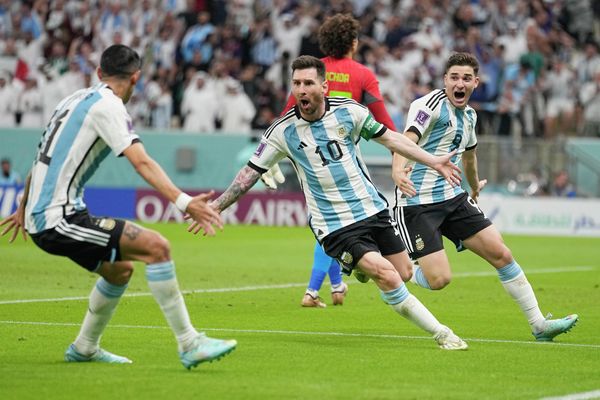 يحتفل ليونيل ميسي، لاعب منتخب الأرجنتين، مع زملائه بعد تسجيله الهدف الأول لفريقه خلال مباراة المجموعة الثالثة من كأس العالم لكرة القدم بين الأرجنتين والمكسيك، على ملعب لوسيل في قطر، يوم السبت 26 نوفمبر/ تشرين الثاني 2022. - سبوتنيك عربي