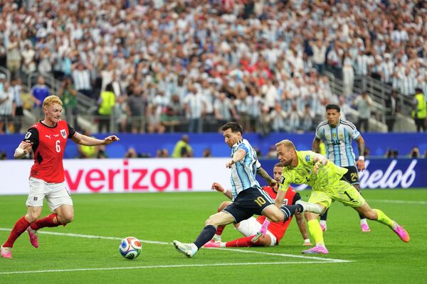 ليونيل ميسي، لاعب منتخب الأرجنتين، يسجل الهدف الثاني لفريقه خلال مباراة المجموعة العاشرة من كأس العالم لكرة القدم بين الأرجنتين والنمسا في أرلينغتون، تكساس، بالقرب من دالاس، يوم الاثنين 22 يونيو/ حزيران 2026. - سبوتنيك عربي