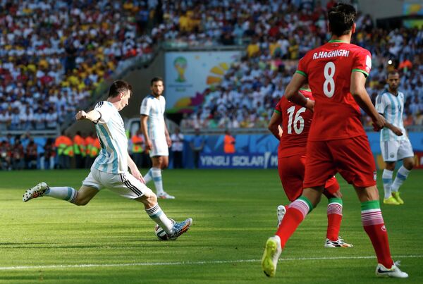 صورة أرشيفية: في هذه الصورة المؤرخة 21 يونيو/ حزيران 2014، يظهر ليونيل ميسي، لاعب منتخب الأرجنتين (يسار الصورة)، وهو يسجل هدفًا خلال مباراة منتخب الأرجنتين وإيران ضمن المجموعة السادسة من بطولة كأس العالم لكرة القدم، والتي أقيمت على ملعب مينيرو في بيلو هوريزونتي، البرازيل. استخدم مهاجم الأرجنتين الجزء الخارجي من قدمه لرفع الكرة إلى اليسار، ثم اتخذ ثلاث خطوات سريعة وسدد الكرة قبل أن يتمكن رضا غوتشان نجاد، مهاجم إيران، من مد ساقه لصدها. - سبوتنيك عربي