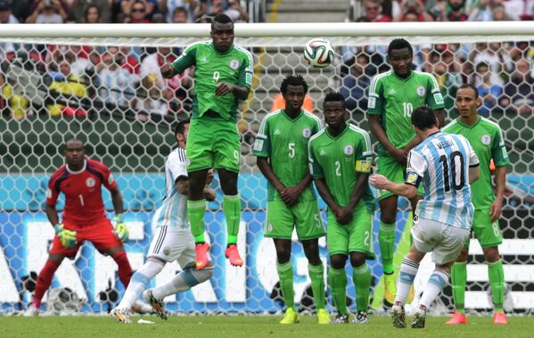 يحتفل ليونيل ميسي، لاعب منتخب الأرجنتين، مع زملائه بعد تسجيله الهدف الأول لفريقه خلال مباراة المجموعة الثالثة من كأس العالم لكرة القدم بين الأرجنتين والمكسيك، على ملعب لوسيل في قطر، يوم السبت 26 نوفمبر/ تشرين الثاني 2022. - سبوتنيك عربي