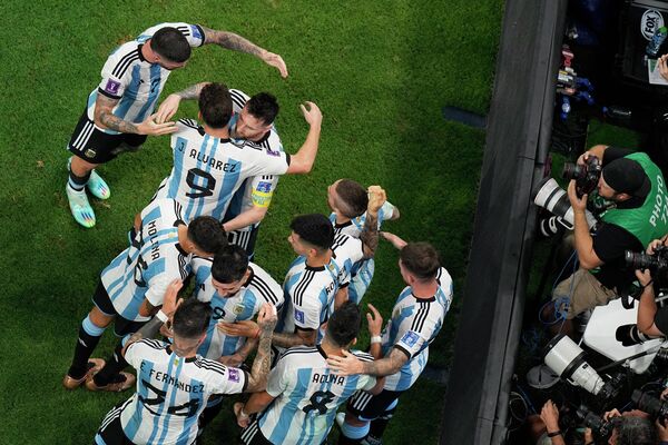 تلقى ليونيل ميسي، لاعب منتخب الأرجنتين، التهاني من زملائه بعد تسجيله الهدف الافتتاحي خلال مباراة دور الـ16 من كأس العالم لكرة القدم بين الأرجنتين وأستراليا على ملعب أحمد بن علي في الدوحة، قطر، يوم السبت 3 ديسمبر/ كانون الأول 2022. - سبوتنيك عربي