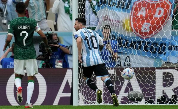 سجل ليونيل ميسي، لاعب منتخب الأرجنتين، الهدف الافتتاحي من ركلة جزاء خلال مباراة كأس العالم ضمن المجموعة الثالثة بين الأرجنتين والسعودية على ملعب لوسيل في قطر، يوم الثلاثاء 22 نوفمبر/ 2022. - سبوتنيك عربي