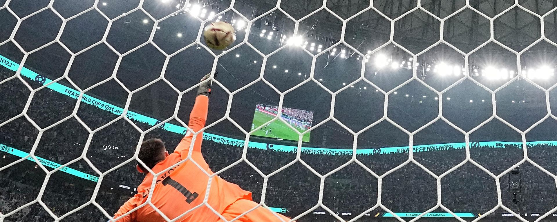 ليونيل ميسي، لاعب منتخب الأرجنتين، يسجل الهدف الافتتاحي من ركلة جزاء متجاوزاً حارس مرمى منتخب كرواتيا، دومينيك ليفاكوفيتش، خلال مباراة نصف نهائي كأس العالم لكرة القدم بين الأرجنتين وكرواتيا على ملعب لوسيل في لوسيل، قطر، يوم الثلاثاء 13 ديسمبر 2022. - سبوتنيك عربي, 1920, 28.06.2026